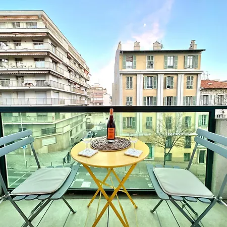 Apartment 600 M De La Promenade Des