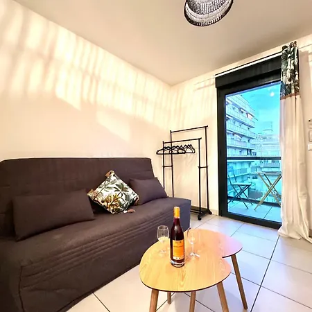 Appartement 600 M De La Promenade Des *